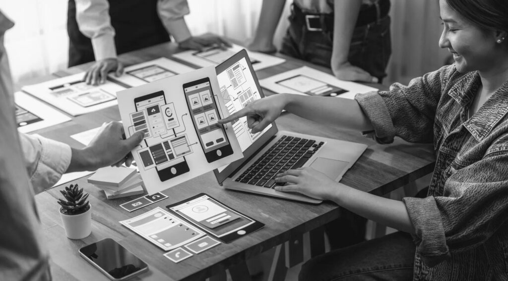 Profesionales organizando las etapas de mejora de una página web.